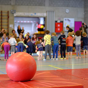 kevin is met dit cirkeltje even gaan jongleren